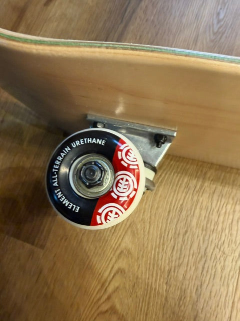 8.125" Blanco Custom Skateboard Complete