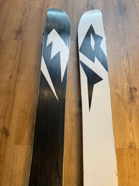 2nd Hand Solution Mens Splitboard + Jones Nomad Pro Skins